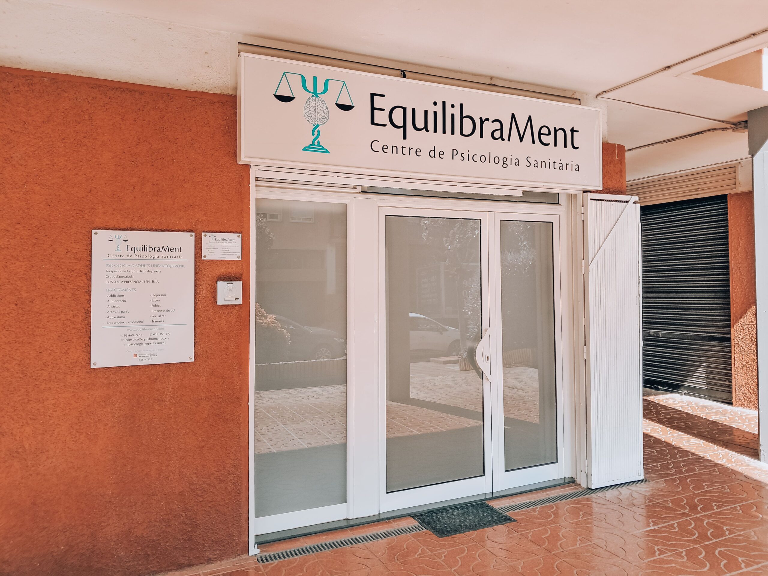 Entrada del centro Equilibrament en la calle Abrera de Martorell