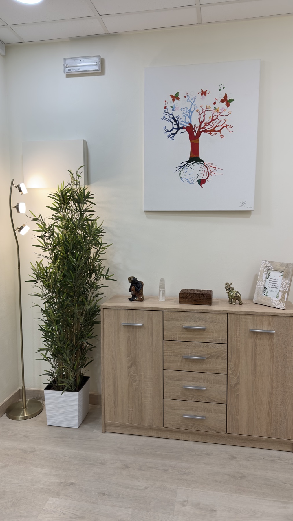 Rincón de la consulta con el cuadro del árbol
