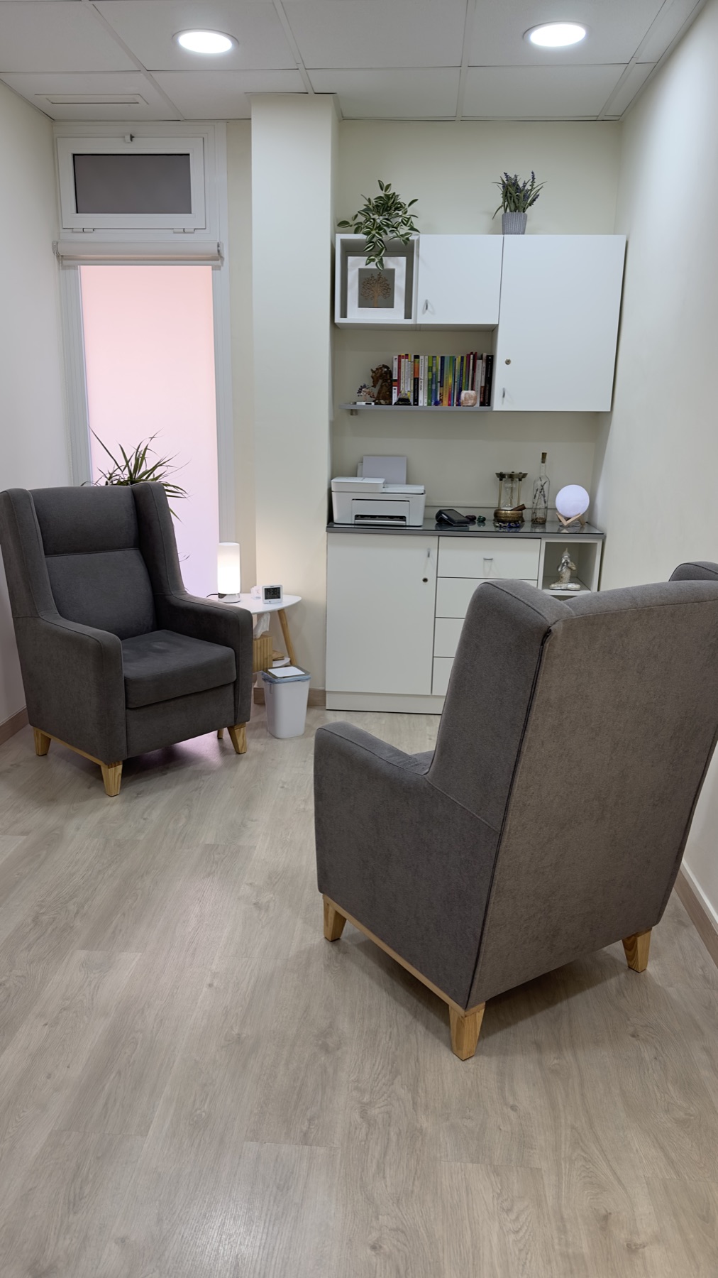 Sala de terapia de Equilibrament, con dos sillones